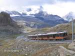 Ein talwärts fahrender Zug zwischen Gornergrat und Station Rotenboden/Riffelsee, Der Gipfel des Matterhorns ist wolkenverhangen - 15.08.2005
