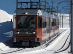 Noch eine Kurve, dann geht es in die Station Riffelberg auf 2582 Metern (16.3.2010). Die Gornergrat-Bahn fhrt zwar nicht schnell, hat aber gegenber der Piste eine deutlich krzere Strecke, so dass ich mich fr dieses Bild etwas beeilen musste...