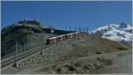 Ein GGB Drehstromzahnradbahn Zug verlsst die auf 3089 m..M.
gelegene Gipfelstation Gornergrat  und fhrt Richtung Zermatt.
4. Oktober 2011