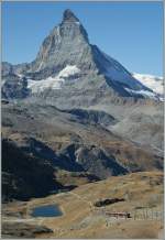 Relativ klein wirkt der GGB Zahnradbahnzug vor dem mchtigen Matterhorn.