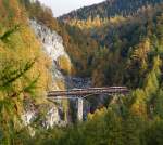 GGB-Triebwagen Bhe 4/8 in Doppeltraktion berqueren gerade die Findelbachbrcke bei Zermatt, 13. Okt. 2011, 14:54