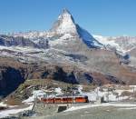 GGB-Doppelkomposition mit Triebwagen Bhe 4/6 kurz nach Verlassen des Bahnhofs Gornergrat. Dahinter der wohl berhmteste Berg, den es gibt: das Matterhorn. 14. Okt. 2011, 11:09 