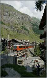 Ein GGB Zahnradbahnzug surrt gut gefllt dem Gornergrat entgegnen.