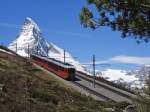 Vor dem 4478 Meter in die Hhe ragenden Matterhorn befinden sich am 16.06.2013 die Triebwagen der Gornergratbahn zwischen den Stationen Riffelberg und Riffelap auf Talfahrt.