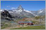 Bhe 4/8 3044 mit Matterhorn und Riffelsee oberhalb Rotenboden.