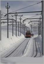 Der Beh 4/8 3052 auf Talfahrt kurz vor Riffelberg.
(27.02.2014)