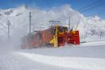 Xrote 3932 und Bhe 4/4 3061 befreien am 08.02.2015 die Gleise unterhalb von Rotenboden vom restlichen Schnee.