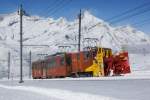 Nach getaner Arbeit fahren der Bhe 4/4 3061 und die Xrote 3932 wieder talwärts Richtung Zermatt.