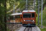 GGB Bhe 4/8 3052 und Bhe 4/6 3082 klettern nach Zermatt dem Hang entlang Richtung Findelbach und weiter zum Gornergrat.