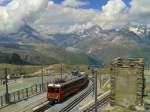 Bhe 4/8 3051 + Bhe 4/6 3081 als R 235 (Zermatt - Gornergrat) am 22.7.2015 bei der Einfahrt in Gornergrat.