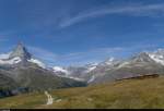 Ein Zug der Gornergratbahn befindet sich am 31. Juli 2015 zwischen Riffelalp und Riffelberg auf Bergfahrt.