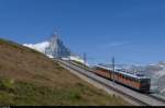 GGB Bhe 4/8 3041 fährt am 31. Juli 2015 oberhalb der Riffelalp in Richtung Gornergrat. Auf dem Bild ist gut zu erkennen, dass die Triebwagen der Gornergratbahn nur auf einer Seite Türen haben.