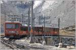 Bhe 4/8 3052 und Bhe 4/6 3082 ausgangs der Station Gornergrat mit der schmelzenden Zunge des unteren Theodulgletschers.