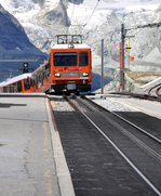 BHe 4/8 der Gornergratbahn erreicht am 10.8.16 die Bergstation Gornergrat 