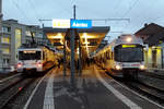 WSB(AAR): Morgenstimmung in Aarau am 9. November 2017.
Zur Abfahrt bereit stehen die Züge der S 14 nach Schöftland und Menziken.
Foto: Walter Ruetsch