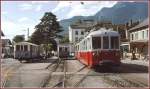 BDe 4/4 113 der AOMC und Wagen der ASD auf dem Bahnhofplatz von Aigle.