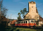 ASM/OJB: Rollschemelzug Niederbipp - Langenthal mit dem Be 4/4 109, ehemals Biasca Acquarossa Bahn, BA vor der Kulisse des Schlosses Aarwangen im November 1986.