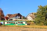 MBC-Triebwagen 34 in der dörflichen Landschaft des Canton de Vaud, 17.Oktober 2017. Vufflens. 