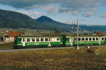 Transports de la région Morges-Bière-Cossonay, MBC/BAM.
Im Jahre 1993 wurde bei der BAM noch der gesamte Güterverkehr mit den Be 4/4 11, 12, 14 und 15 bewältigt. Auf die Belegung der Betiebsnummer 13 wurde absichtlich verzichtet. Für die Führung der Personenzüge standen die BDe 4/4 aus dem Jahre 1943 im Einsatz. Dabei dienten die damals neuen Steuerwagen als Beiwagen.
Regionalzug mit BDe 4/4 2 und einem nicht erkennbaren Bt bei Ballens auf der Fahrt nach Bière im August 1993.
Foto: Walter Ruetsch 