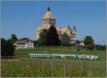 Der BAM Regionalzug 128 vor der Kulisse des Château-de-Vufflens.