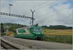 Die BAM Ge 4/4 N° 22 auf der Solo-Fahrt Richtung Bière wartet in Yens den Kreuzungszug ab.