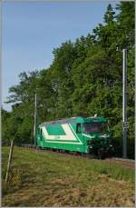 Der  Lokzug  wird erst beim zweiten Blick zu einem  Güterzug : die BAM Ge 4/4 22 zieht bei Chigny einige Rollböck hinter sich her.