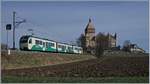 Zwei BAM MBC SURF Be 4/4 sind mit ihrem Zwischenwagen beim Château de Vufflens als Regionalzug 118 von Morges nach Bière unterwegs.