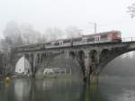 BD/WM - Regio mit den Triebwagen Be 4/8 25 und Be 4/8 21 unterwegs nach Wohlen auf der Brcke ber die Reuss in Bremgarten/AG bei unfreuntlichem Nebelwetter am 20.11.2009