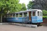 Der B4 Nr. 56 der ehemaligen Birsigtal Bahn (BTB) wurde am 24.06.1932 in Betrieb genommen. Nach der Ausmusterung am 23.07.1984 wurde der Wagen auf den Pausenhof des Sevogelschulhaus gestellt. Die Aufnahme stammt vom 19.05.2020. 