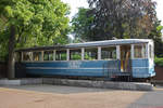 Der B4 Nr. 56 der ehemaligen Birsigtal Bahn (BTB) wurde am 24.06.1932 in Betrieb genommen. Nach der Ausmusterung am 23.07.1984 wurde der Wagen auf den Pausenhof des Sevogelschulhaus gestellt. Die Aufnahme stammt vom 19.05.2020.