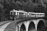 Chemins der fer électriques Veveysans (CEV).
Die Anschlusslinie Blonay-Chamby an die Montreux-Berner Oberland Bahn (MOB) wurde im Jahre 1902 eröffnet. Wegen dem sehr schwach frequentierten Personenverkehr sowie dem fehlenden Güteraufkommen wurde der Betrieb 1966 ersatzlos eingestellt. 
Im Jahre 1968 nahm die Museumsbahn Blonay-Chamby (BC) auf der ehemaligen Bahnstrecke Blonay-Chamby den Museumsbetrieb auf.
Der im Jahre 1986 verkehrende CEV-Sonderzug bestehend aus dem BDe 4/4 105 + B 212 + BD2 weckte Erinnerungen an den damaligen Bahnbetrieb der 60er-Jahre wach.
Der imposante Zug beim Passieren vom Viadukt über die Baye de Clarens.
Foto: Walter Ruetsch
