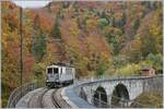 La Dernière du Blonay - Chamby - das 50. Jahre Jubiläum beschliesst die Blonay Chamby Bahn mit einer Abschlussvorstellung: Der LLB ABFe 2/4 N° 10 auf dem Viadukt der Baie de Clarens auf der Fahrt nach Blonay.
Nach der Betriebseinstellung der Leukerbad Bahn am 27. Mai 1967 kam der Triebwagen zur Blonay Chamby Bahn.
Dieser von SWS/SIG/BBC 1914 gebaute LLB BCFeh 4/4 ist nicht nur bei der Blonay Chamby Bahn als ABFe 2/4 N° 10 unterwegs, sondern - wie auf Zeitgenössischen Bildern gesehen - schon damals bei der LLB, wobei das fehlende  h  für Zahnrad nur einen Teil der fantasievollen Typenbezeichnung darstellt, treiben doch zwei Motoren beide Drehgestelle an, in welchen die jeweils beiden Achsen mit Kuppelstangen verbunden sind, der Triebwagen also keine Laufräder aufweist. 

28. Oktober 2018 
