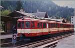Der BDeh 4/4 N° 5 wartet in der Zugsausgangsstation als Regionalzug N° 19 auf die Abfahrt nach Martigny. Wie man seiht, hatte damals der Bahnhof noch einen Chef de Gare. Neben der besonderen Farbgebung des Zuges ist ebenfalls noch zu erwähnen: damals war der Bahnhof noch mit Stromschienen ausgerüstet. 

Analogbild vom 23. Okt. 1988 