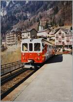 Der M-C BDeh 4/4 N° 8 ist mit seinem Bt als Regionalzug auf dem Weg von Châtelard Frontière nach Martiigny. Der Zug konnte beim Halt in Finhaut fotografiert werden.
Der Stromschienenbetriebes macht in dieser raunen Landschaft durchaus Sinn, aber entspricht nicht dem Geschmack des BAV im fernen Bern, obwohl im nahen Europa keiner daran Anstoss nimmt. 

Analogbild vom März 1998
  