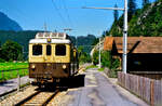 Motorwagen 301 der Schweizer Baureihe ABDeh 4/4 (Berner Oberland-Bahnen, BOB) auf der Privatbahn Meiringen-Innertkirchen-Bahn (MIB) bei der Station Unterwasser (1988)