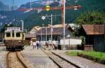 Schweizer Privatbahn Meiringen-Innertkirchen-Bahn (MIB bis 2020): Der von der BOB ausgeliehene ABDeh 4/4 301 und seine Fahrgäste, welche in Meiringen zum SBB-Bahnhof der Brünigbahn laufen mussten (1988)