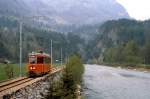 Entlang der Aare ist Bem 4/4 7 im Frühjahr 1981 von Innertkirchen nach Meiringen unterwegs