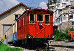 Glion, Zahnradlok HGe 2/2 Nr.2 und Bhe 2/4 201 vor dem Depot der Zahnradbahn, 18.05.1986