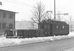 BIPPERLISI IM KAMPF GEGEN DEN SCHNEE
Im Dezember 1979 war auch die Region Solothurn Oberaargau stark verschneit. 
OJB Xe 4/4 93 mit dem Schneepflugwagen E 49 in Solothurn-HB im Winterdienst.
Links im Bild erkennbar ist der längst abgebrochene Güterschuppen der SBB.
Foto: Walter Ruetsch