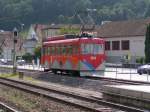 Der Triebwagen der Bergbahn Rheineck Walzenhausen hat soeben den Bahnhof Rheineck verlassen.