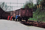 100 JAHRE BIPPERLISI
Bahnlinie Solothurn-Niederbipp
1918 bis 2018

Am Samstag den 28. April 2018 feiert das BIPPERLISI in Niederbipp seinen 100. Geburtstag.

Rangiermanöver mit MANNESKRAFT

Mangels Rangierfahrzeug mussten an einem Septembertag des Jahres 1987 die normalspurigen Güterwagen mit vereinter Manneskraft auf die Rollschemel geschoben werden.
Kräftig zugreifen mussten dabei der Bahnhofvorstand, der Rangierleiter sowie der Lokführer Andreas Bögli, dritter von rechts, der auch mit Modellbahnen bestens vertraut ist. 
Foto: Walter Ruetsch

