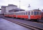 SNB- (Solothurn-Niederbipp-Bahn) und OJB (Oberaargau-Jura-Bahn)-Fahrzeuge in Langenthal: der kleine OJB-Triebwagen 8, der alte OJB-Personenwagen 17, und der SNB-Steuerwagen 104. 26.April 1970.  