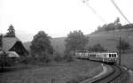 VBW Vereinigte Bern-Worb-Bahnen__BDt 244 von 1952 mit einem ex Pforzheimer Bw als Mittelwagen auf freier Strecke.__27-08-1976