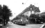 VBW Vereinigte Bern-Worb-Bahnen__Be4/4 71 von 1932 mit einem ex Pforzheimer Bw als Mittelwagen im Stadtgebiet.__27-08-1976