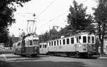 VBW Vereinigte Bern-Worb-Bahnen__Gemeinschaftsverkehr in Bern :  CFe4/4 38 von 1913 mit einem ex Pforzheimer Bw neben Tram Linie 5 zum Ostring mit Be 4/4 127 von 1960/61. Gut zu erkennen beim VBW-Tw die zweierlei Dach-Stromabnehmer des Tw für de ...