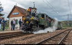 Abschied der Dampftraktion auf der Waldenburgerbahn. Am 23. September 2018 fanden die letzten drei Dampffahrten zwischen Waldenburg und Bubendorf mit der G 3/3 5  Gedeon Thommen  statt. Tickets dafür wurden ausschliesslich verschenkt und unter den Einwohnern des Waldenburgertals verlost.<br>
Ausfahrt aus der schmucken Station Bubendorf in Richtung Waldenburg.