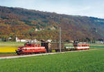 Zuckerrübenkampagne Aarberg 1994
Jeweils während der Rübenkampagne herrschte bei der Yverdon-Ste-Croix Bahn YSC Hochbetrieb im Güterverkehr. Für die Bewältigung des Grossverkehrs benötigte die Güterlok Ge 4/4 21 aus dem Jahre 1950 Unterstützung durch die neuen Triebwagen Be 4/4 1-3.
Auf die Bahn verladen wurden die Rüben bei den Bahnhöfen Essert-sous-Champvent, Vuiteboeuf und Baumles.
An einem herrlichen Oktobertag des Jahres 1994 konnte der morgendliche Güterzug bestehend aus der Ge 4/4 21 und dem Be 4/4 bereits mit Sonne verewigt werden.
Der Sondergüterzug unterwegs bei Vuiteboeuf.
Foto: Walter Ruetsch    