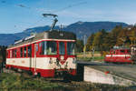 Zuckerrübenkampagne Aarberg 1994
Jeweils während der Rübenkampagne herrschte bei der Yverdon-Ste-Croix Bahn YSC Hochbetrieb im Güterverkehr. Für die Bewältigung des Grossverkehrs benötigte die Güterlok Ge 4/4 21 aus dem Jahre 1950 Unterstützung durch die neuen Triebwagen Be 4/4 1-3.
Auf die Bahn verladen wurden die Rüben bei den Bahnhöfen Essert-sous-Champvent, Vuiteboeuf und Baumles.
An einem herrlichen Oktobertag des Jahres 1994 konnte der morgendliche Güterzug bestehend aus der Ge 4/4 21 und dem Be 4/4 bereits mit Sonne verewigt werden.
Rangierfahrt auf der Station Essert-sous-Champvent.
Foto: Walter Ruetsch     