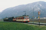 Zuckerrübenkampagne Aarberg 1993 Jeweils während der Rübenkampagne herrschte bei der Yverdon-Ste-Croix Bahn YSC Hochbetrieb im Güterverkehr. Für die Bewältigung des Grossverkehrs benötigte die Güterlok Ge 4/4 21 aus dem Jahre 1950 Unterstützung durch die neuen Triebwagen Be 4/4 1-3. Auf die Bahn verladen wurden die Rüben bei den Bahnhöfen Essert-sous-Champvent, Vuiteboeuf und Baumles. An einem trüben Oktobertag des Jahres 1993 konnte der morgendliche Güterzug bestehend aus dem Be 4/4 3 und der Ge 4/4 21 bei Vuiteboeuf verewigt werden.
Ab dem Jahre 2017 sind Güterzüge bei TRAVYS Geschichte.  
Foto: Walter Ruetsch 