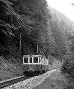 Yverdon–Ste-Croix__Tw 1 von 1944/45 auf der Strecke.__29-08-1976